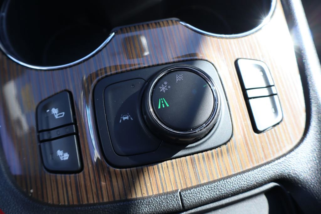 Used 2023 GMC Acadia SLE w/ Driver Convenience Package image 25