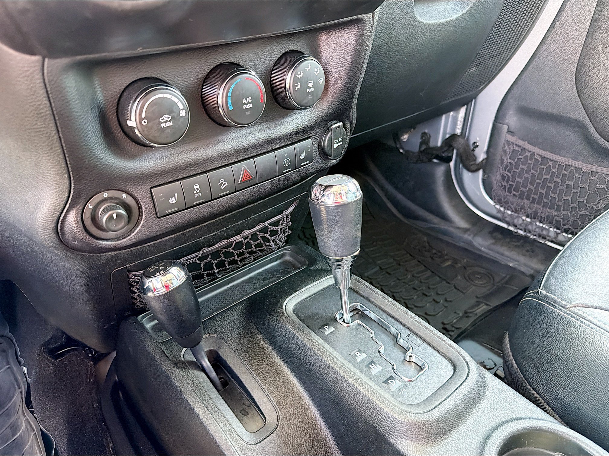 Used 2017 Jeep Wrangler Unlimited Sahara w/ Connectivity Group AWD/4WD image 10
