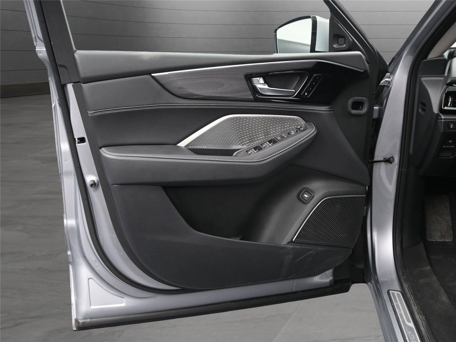 Used 2024 Acura MDX SH-AWD w/ Advance Package image 8