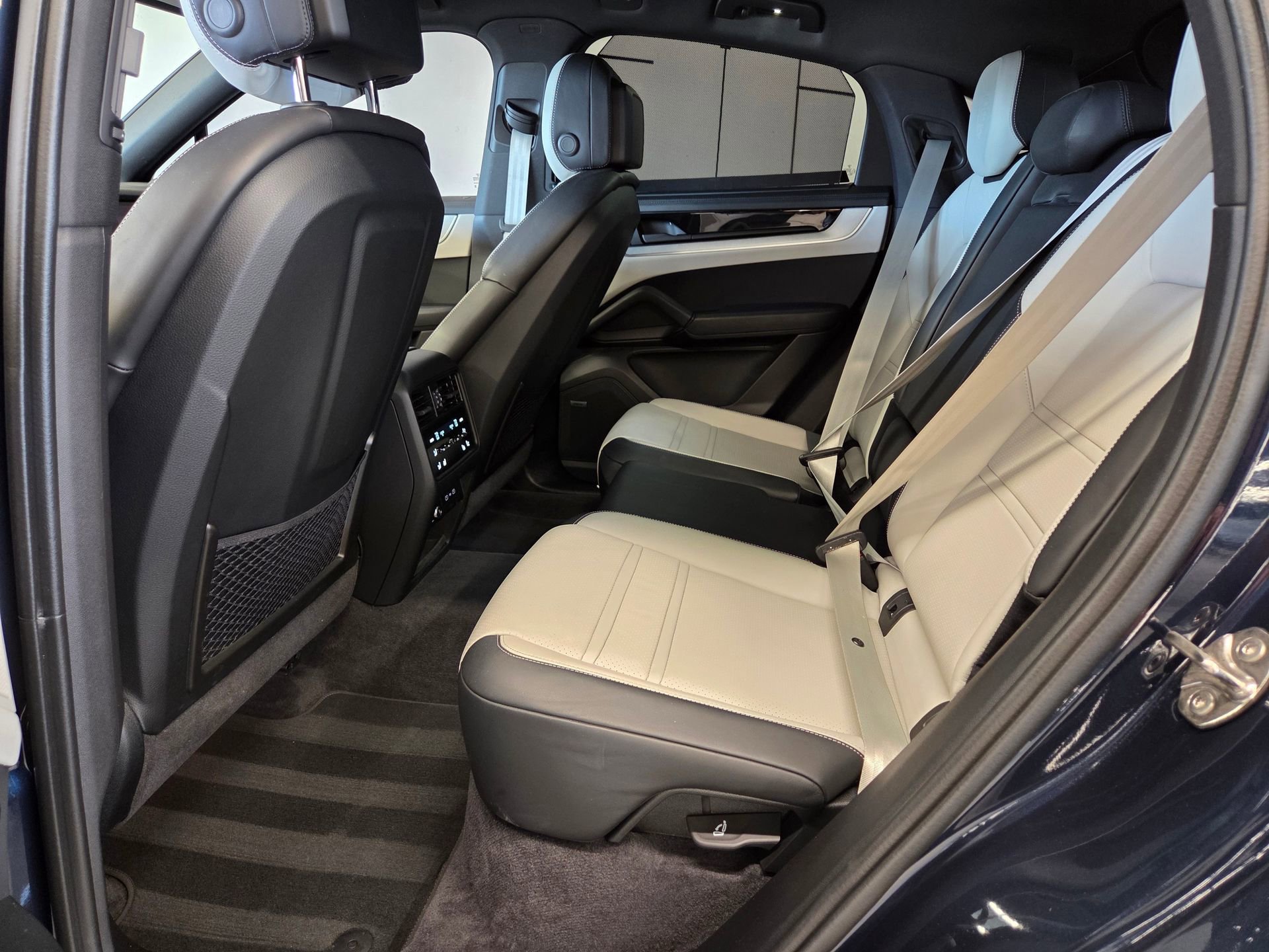 Certified 2026 Porsche Cayenne E-Hybrid Coupe AWD/4WD image 11