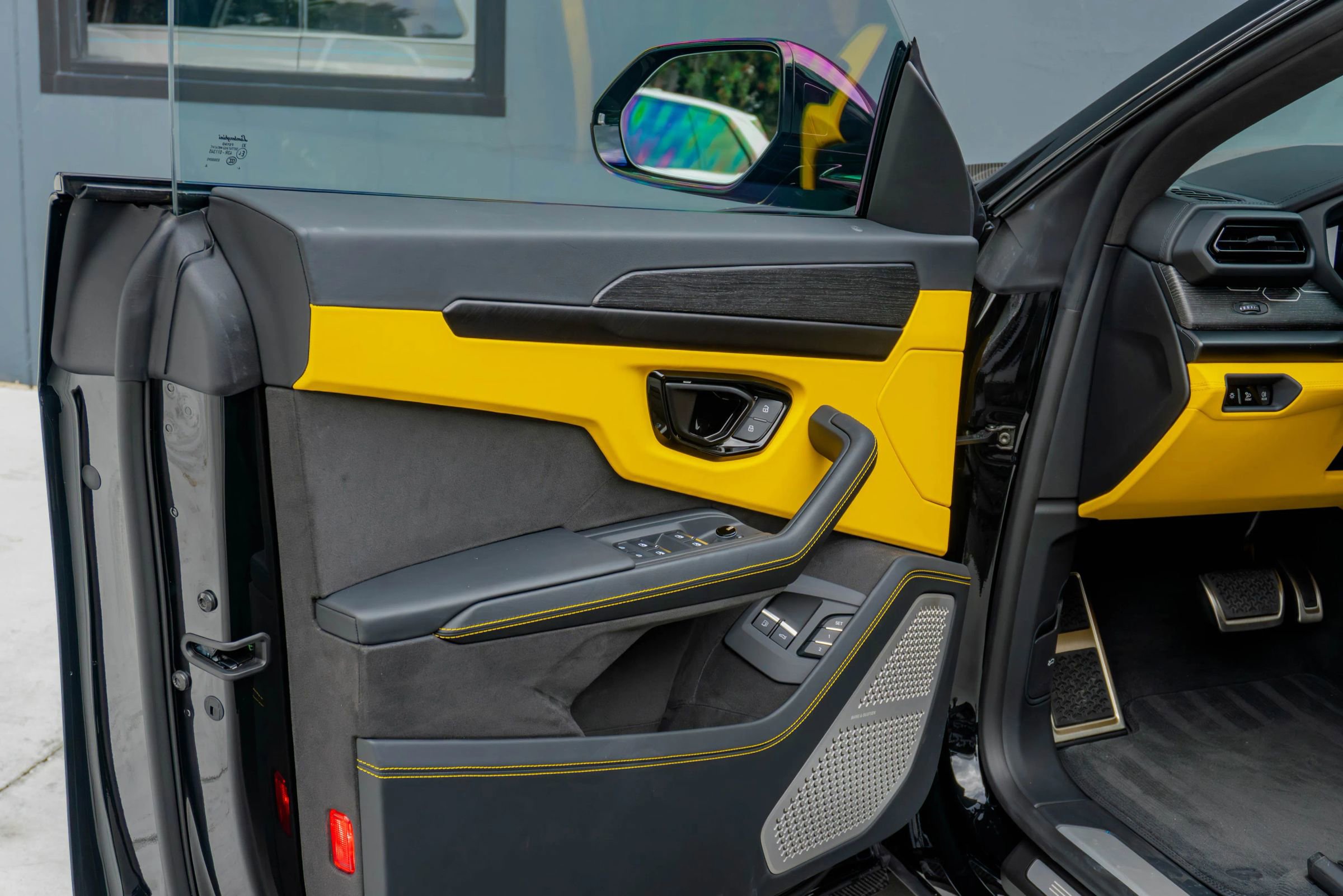 Used 2025 Lamborghini Urus SE image 84