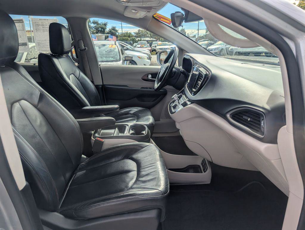 Used 2017 Chrysler Pacifica Touring-L FWD image 19