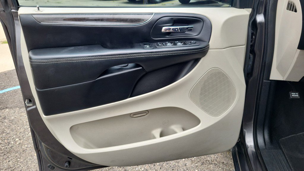 Used 2019 Dodge Grand Caravan SXT image 16