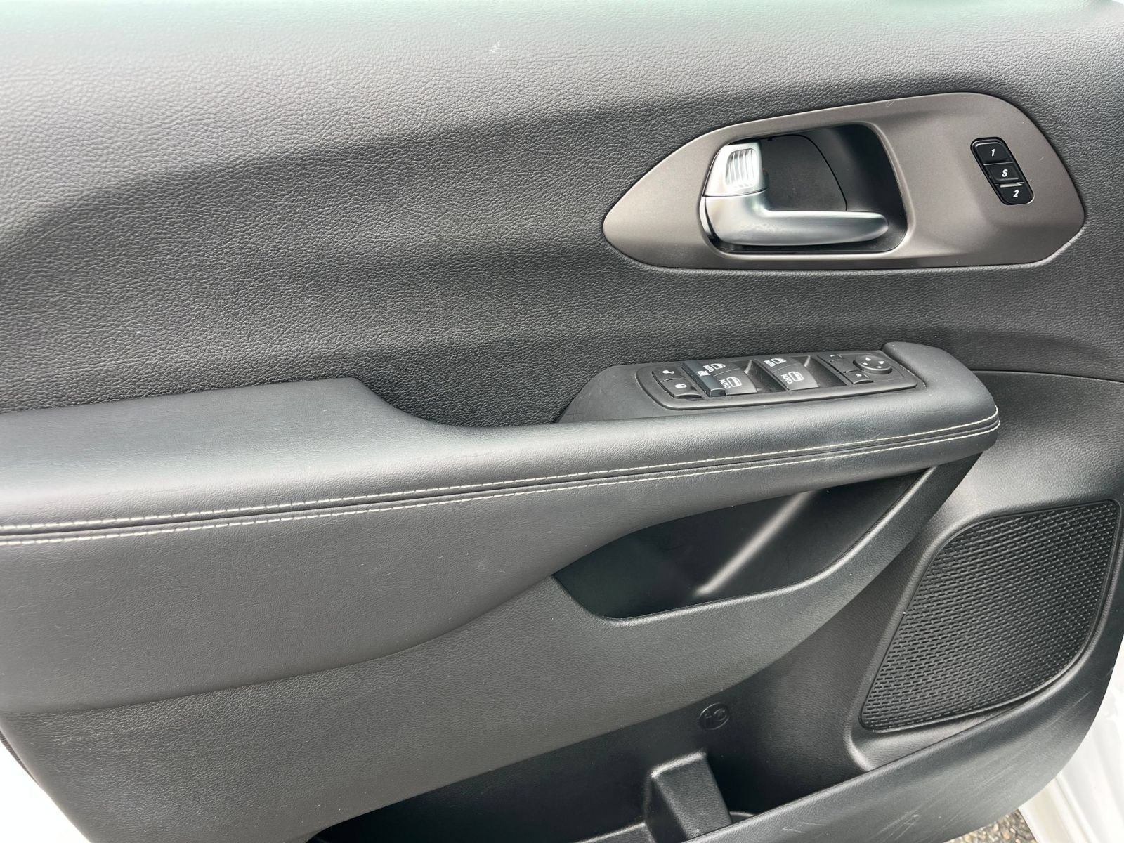 Used 2025 Chrysler Pacifica Select FWD image 18