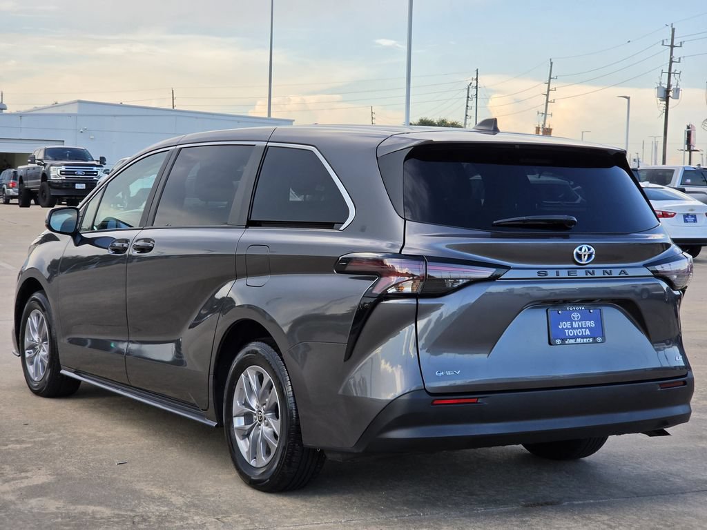 Used 2025 Toyota Sienna LE FWD image 7