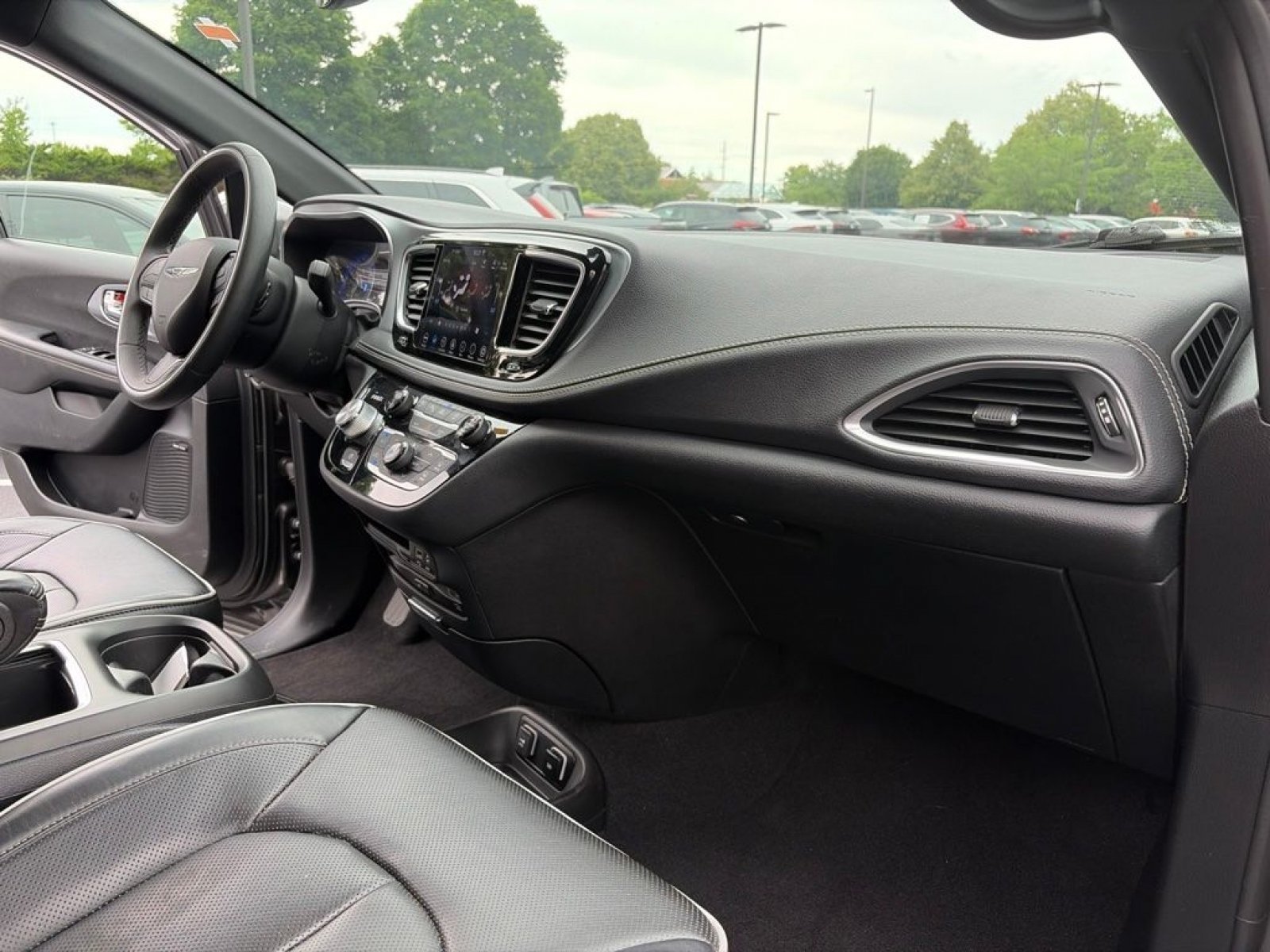 Used 2020 Chrysler Pacifica Limited w/ Advanced Safetytec Group FWD image 25