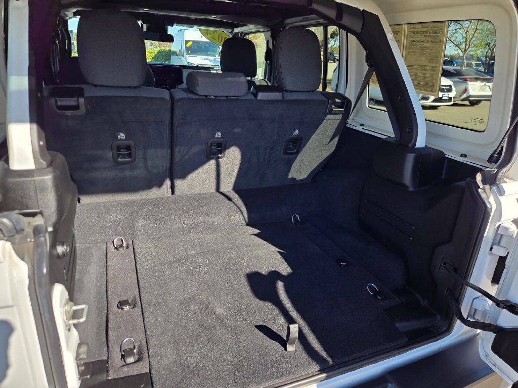 Used 2024 Jeep Wrangler Unlimited Sahara AWD/4WD image 32