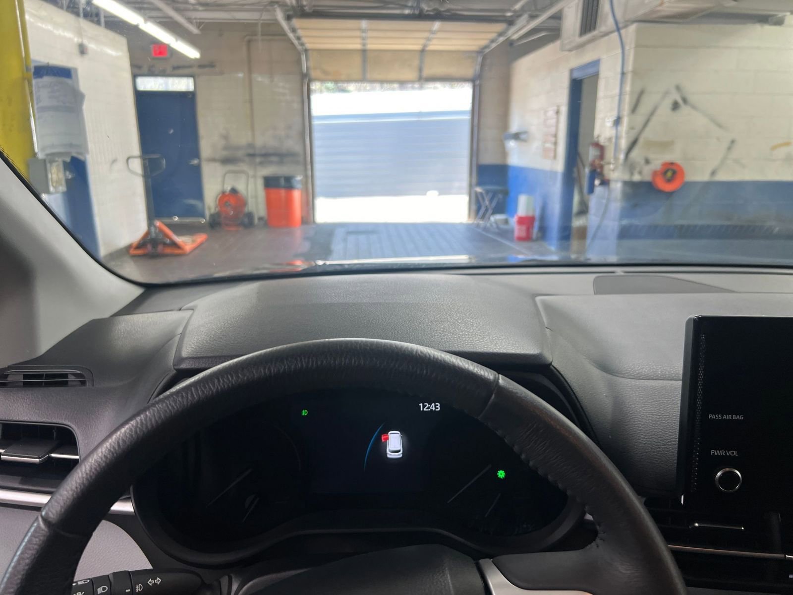 Used 2025 Toyota Sienna XLE image 33