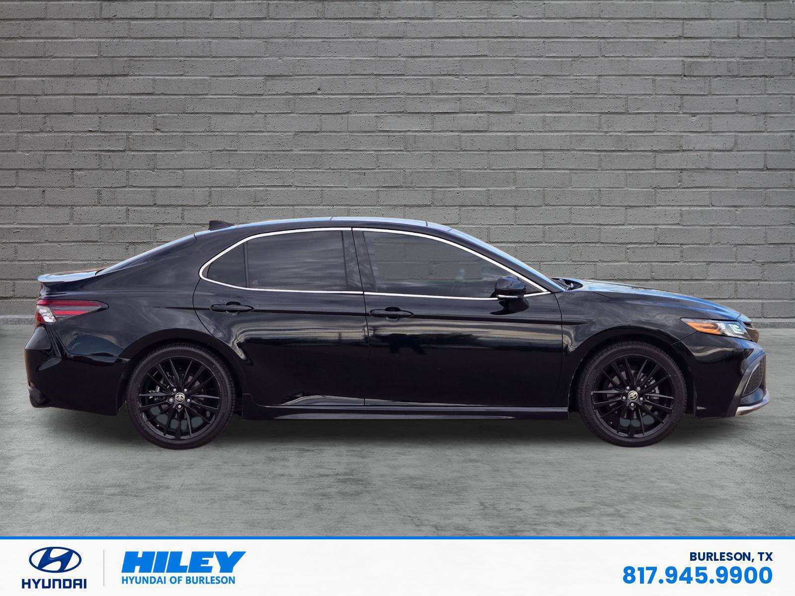 Used 2022 Toyota Camry XSE FWD image 3