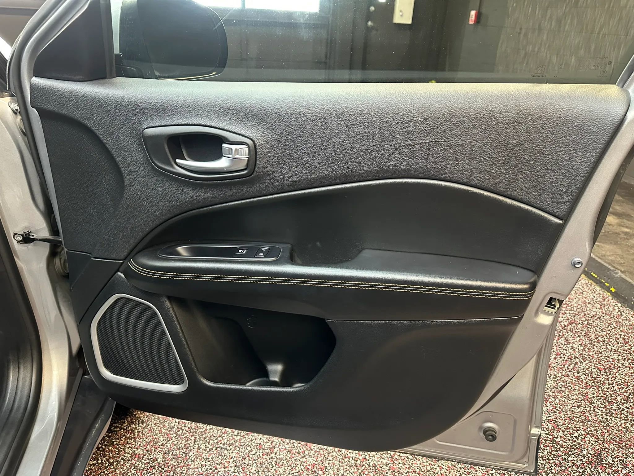 Used 2018 Jeep Compass Limited image 32