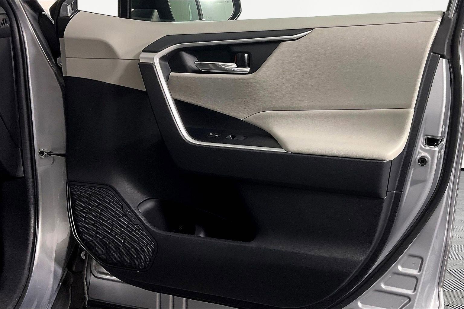 Used 2020 Toyota RAV4 XLE w/ Convenience Package FWD image 28