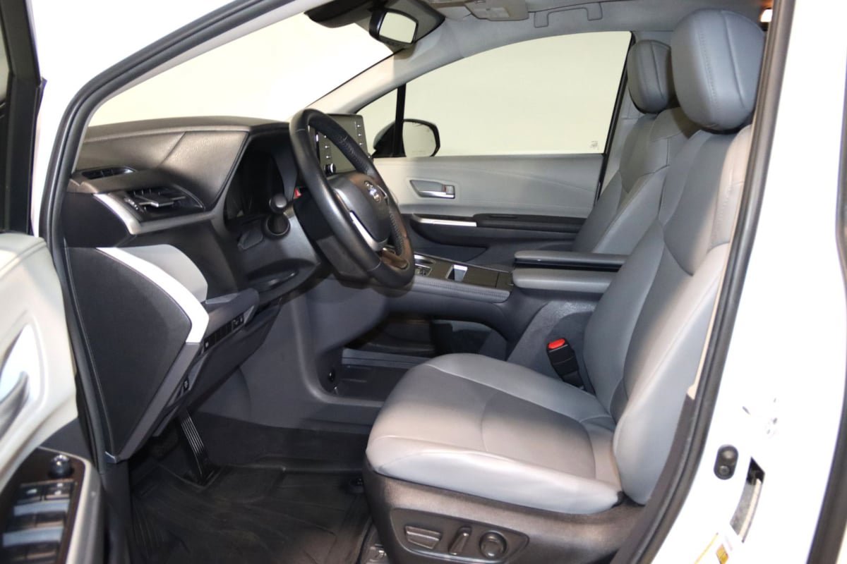 Used 2023 Toyota Sienna XLE FWD image 30