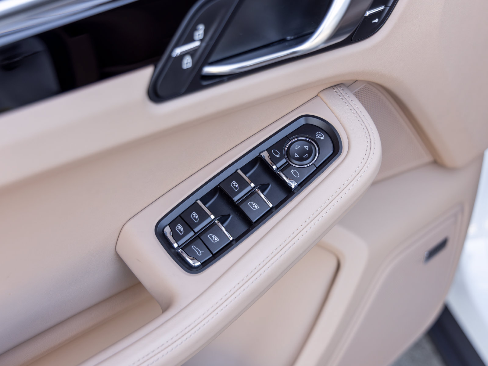 Certified 2026 Porsche Macan AWD/4WD image 23