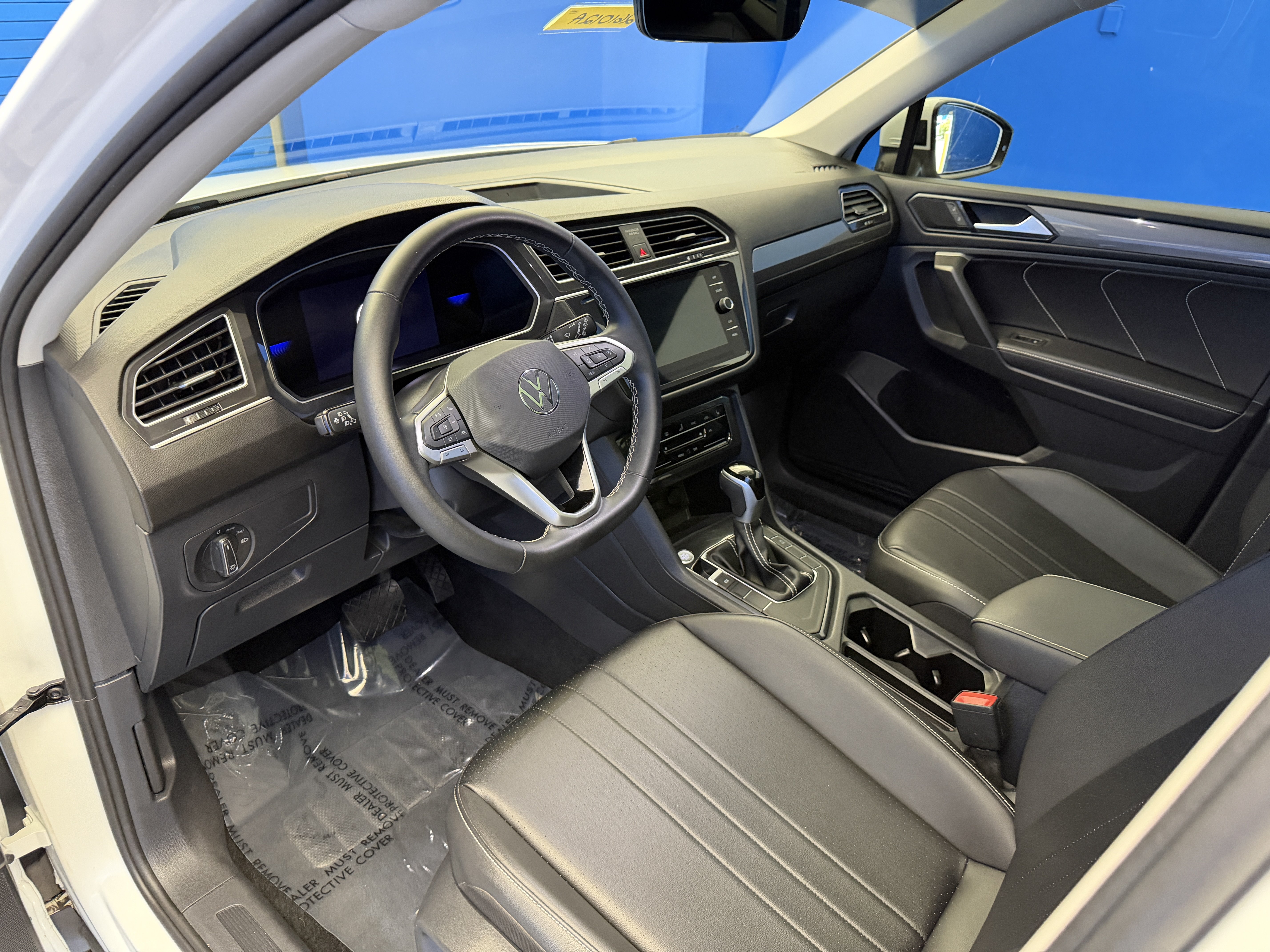 Used 2024 Volkswagen Tiguan SE w/ Panoramic Sunroof Package FWD image 16