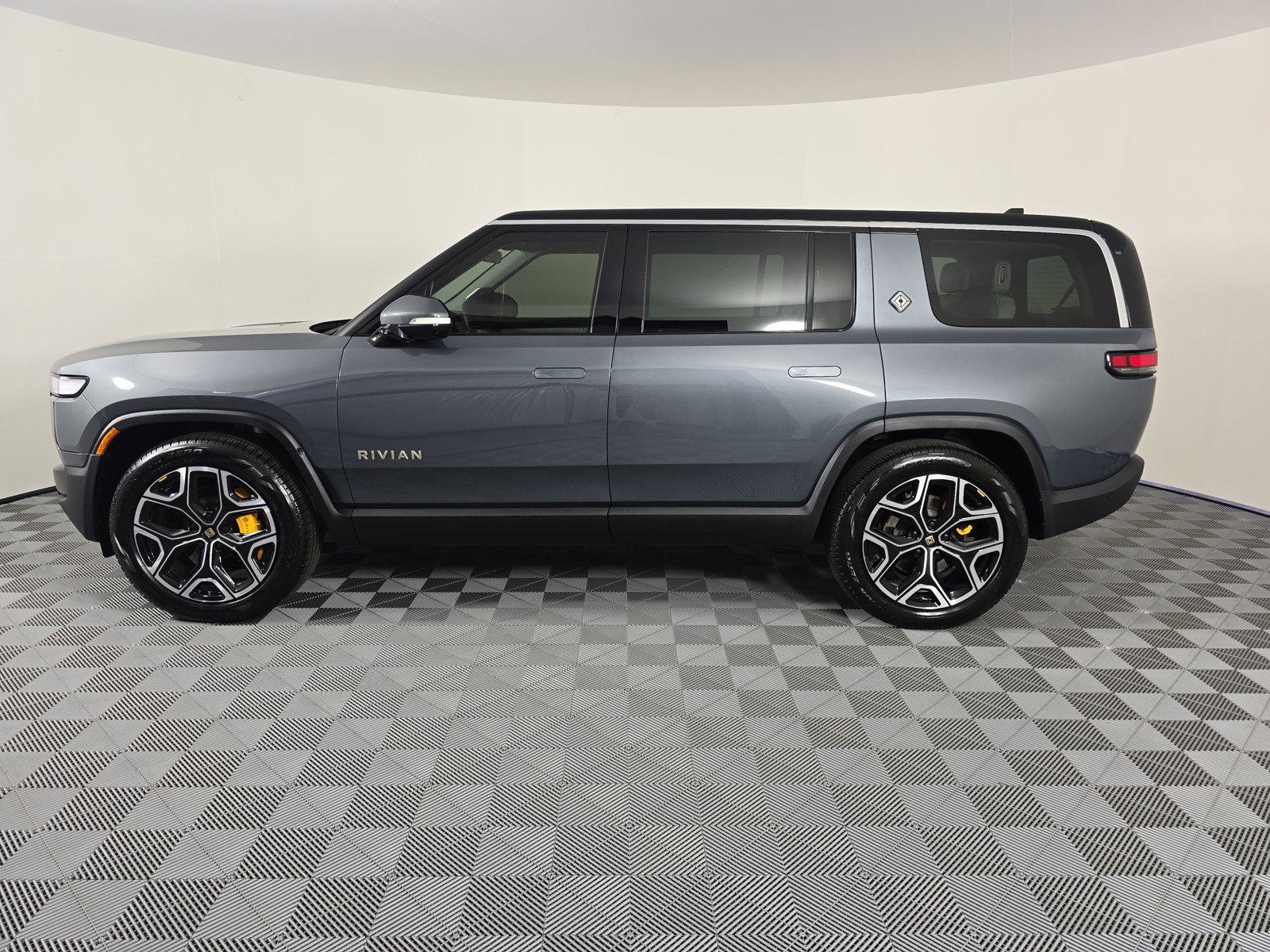 Used 2024 Rivian R1S Adventure image 2