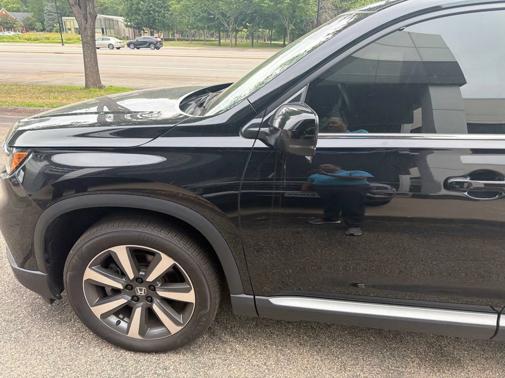 Used 2025 Honda Pilot Touring image 2