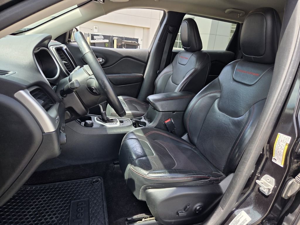 Used 2016 Jeep Cherokee Trailhawk w/ Comfort/Convenience Group AWD/4WD image 10