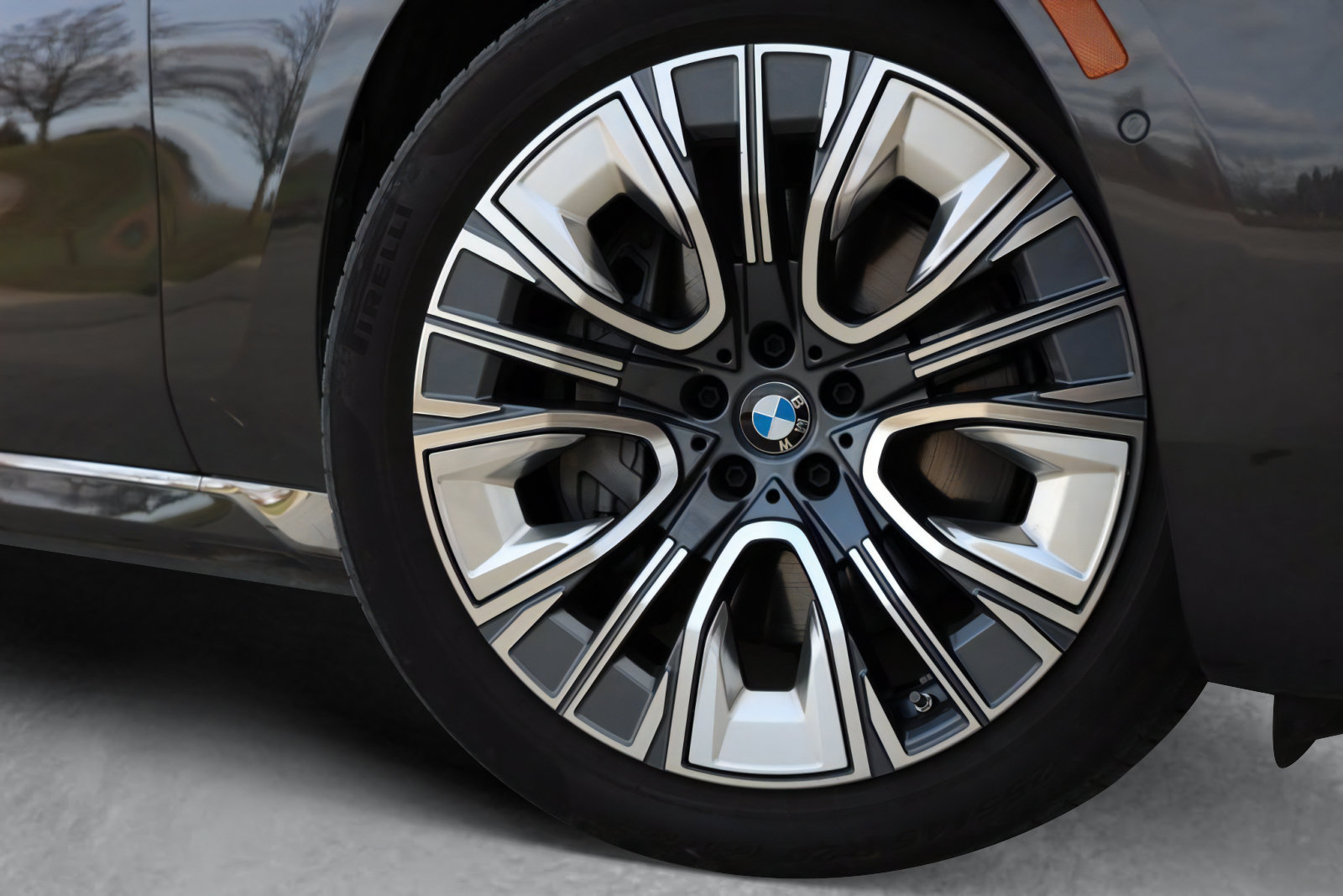 Used 2025 BMW i7 xDrive60 AWD/4WD image 8