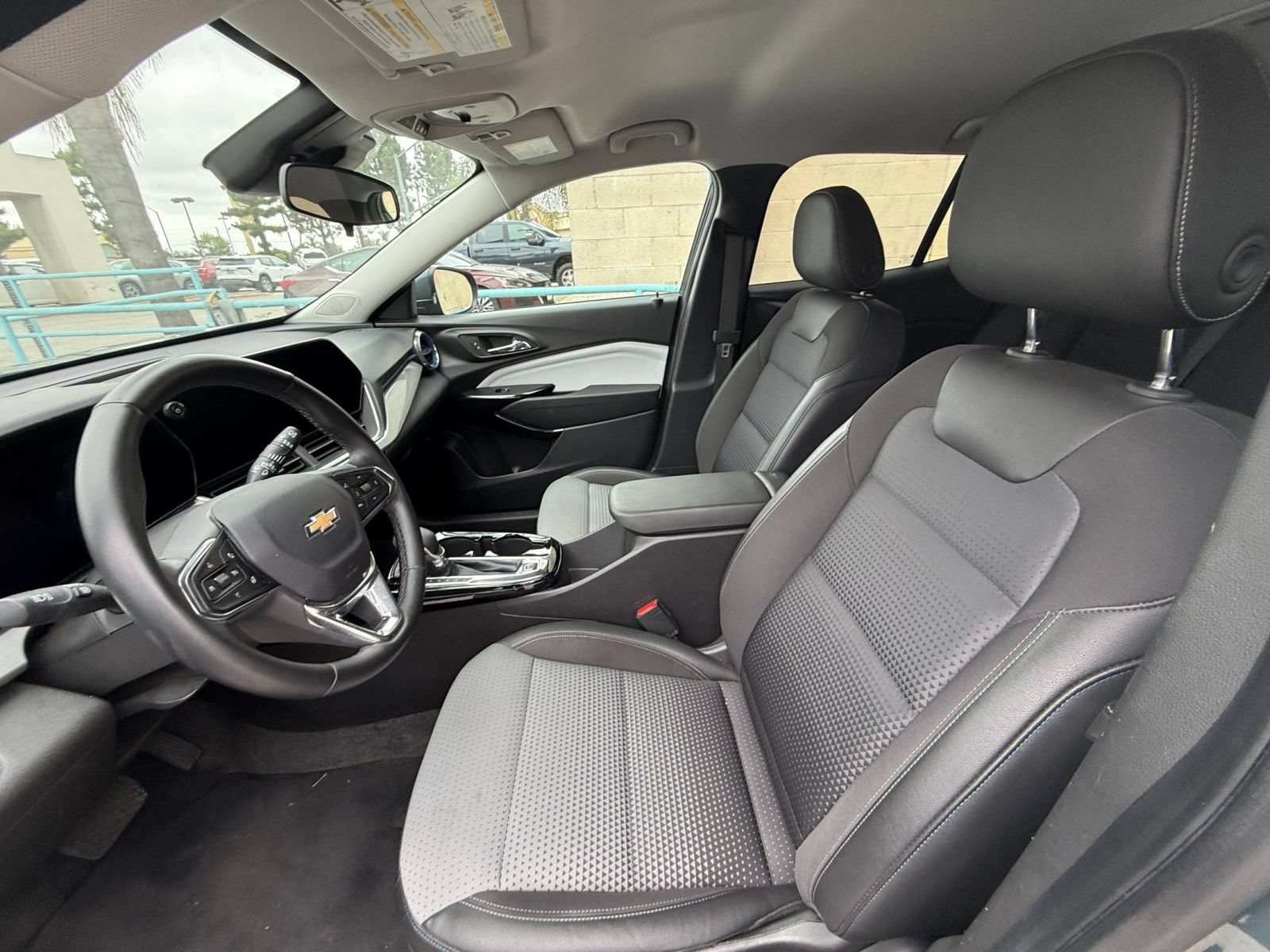 Used 2025 Chevrolet Trax LT w/ LT Convenience Package FWD image 24
