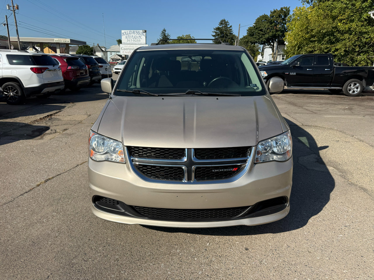 Used 2016 Dodge Grand Caravan SXT image 2