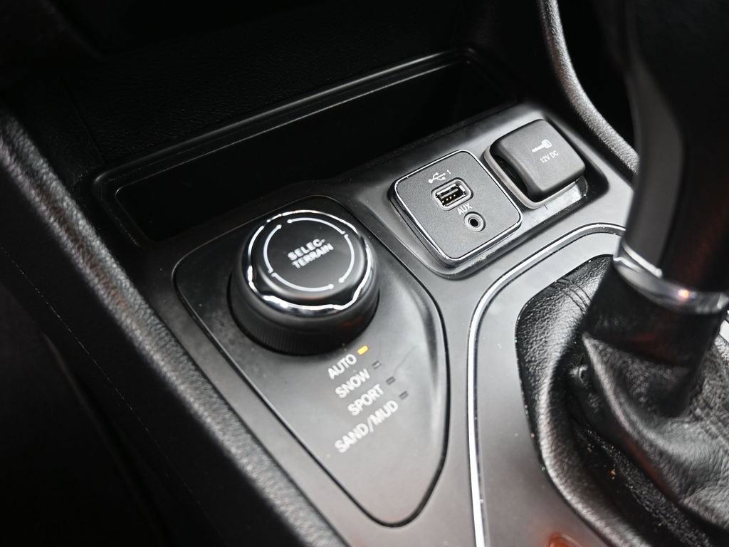 Used 2019 Jeep Cherokee Latitude w/ Popular Appearance Group AWD/4WD image 30