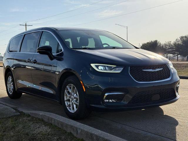 Used 2024 Chrysler Pacifica Touring-L FWD image 8
