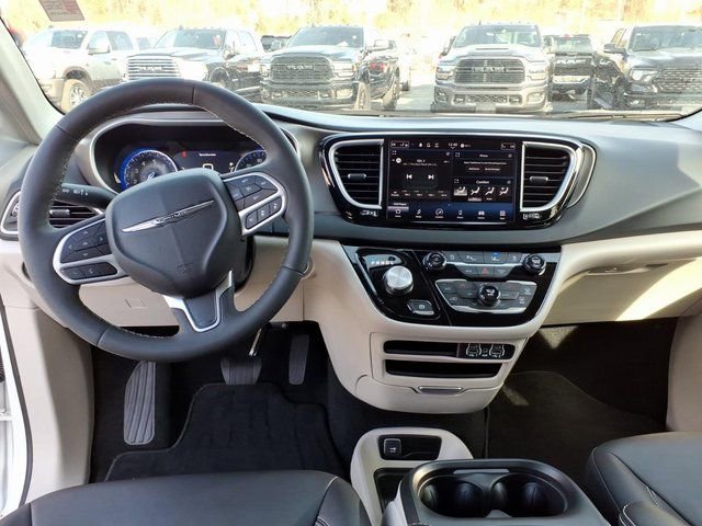Used 2024 Chrysler Pacifica Touring-L image 8