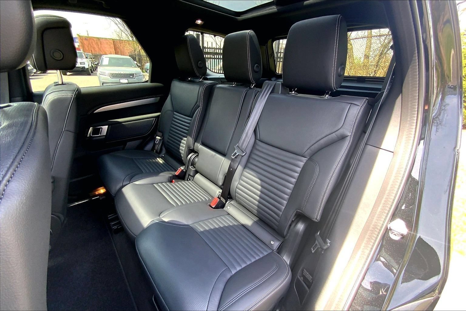Certified 2025 Land Rover Discovery Dynamic SE AWD/4WD image 20