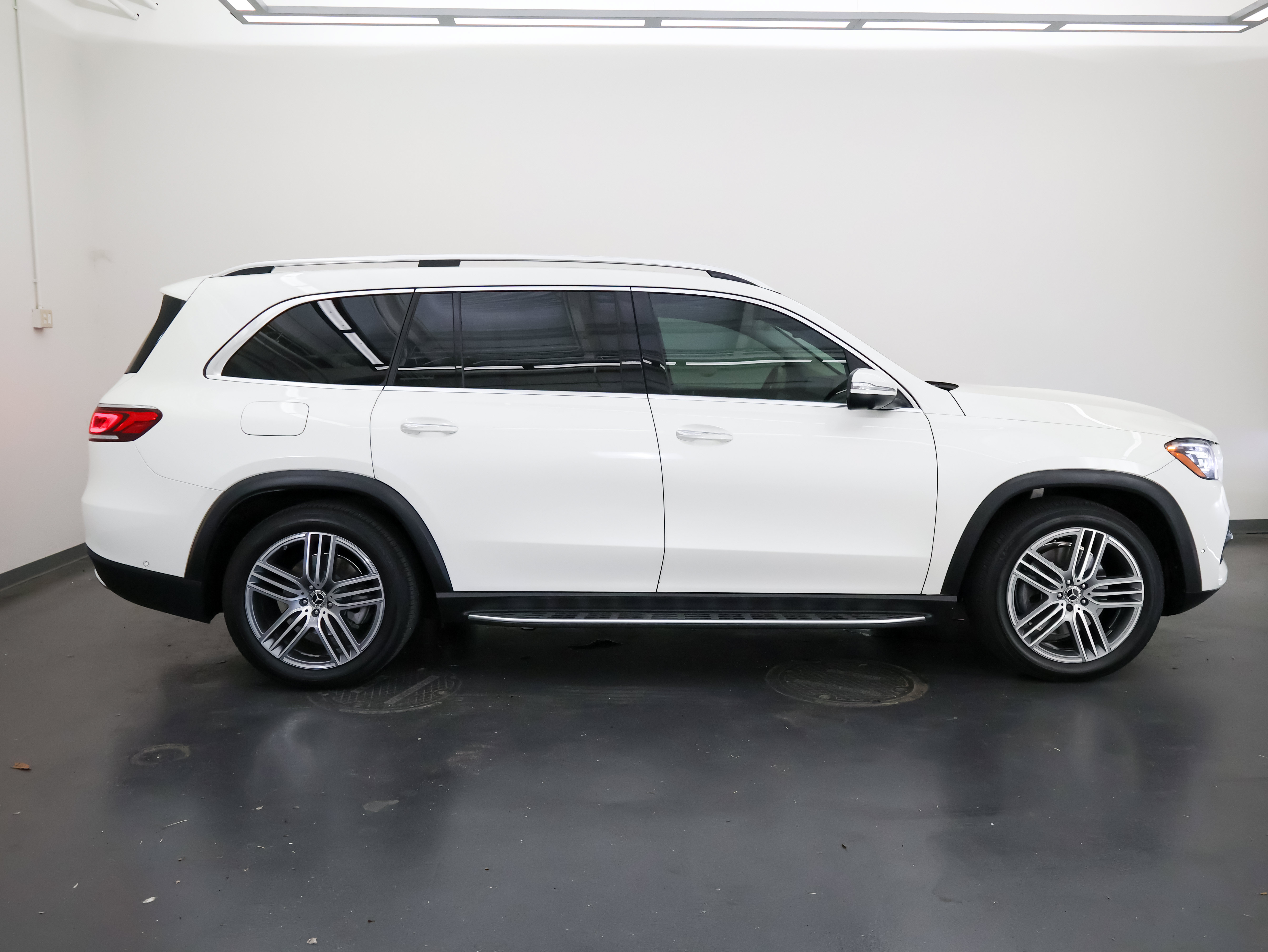Used 2021 Mercedes-Benz GLS 450 4MATIC image 2