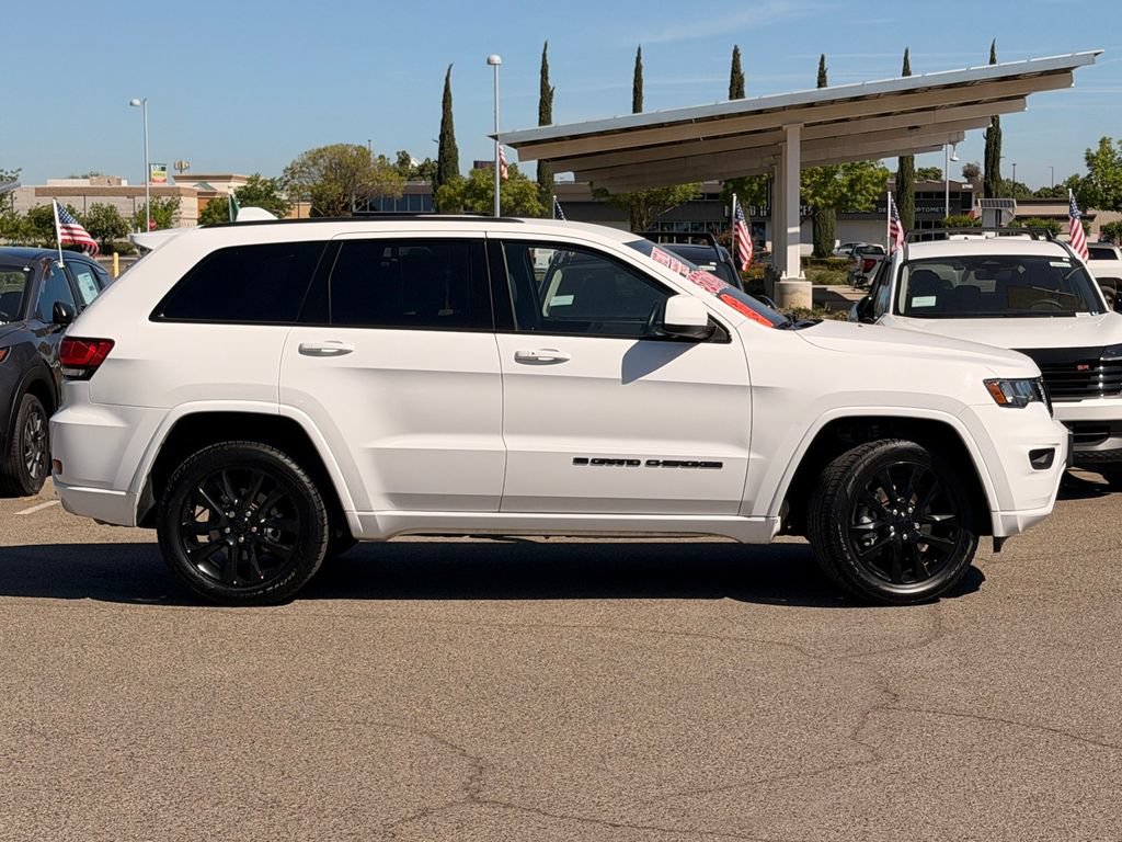 Used 2022 Jeep Grand Cherokee Laredo X image 4