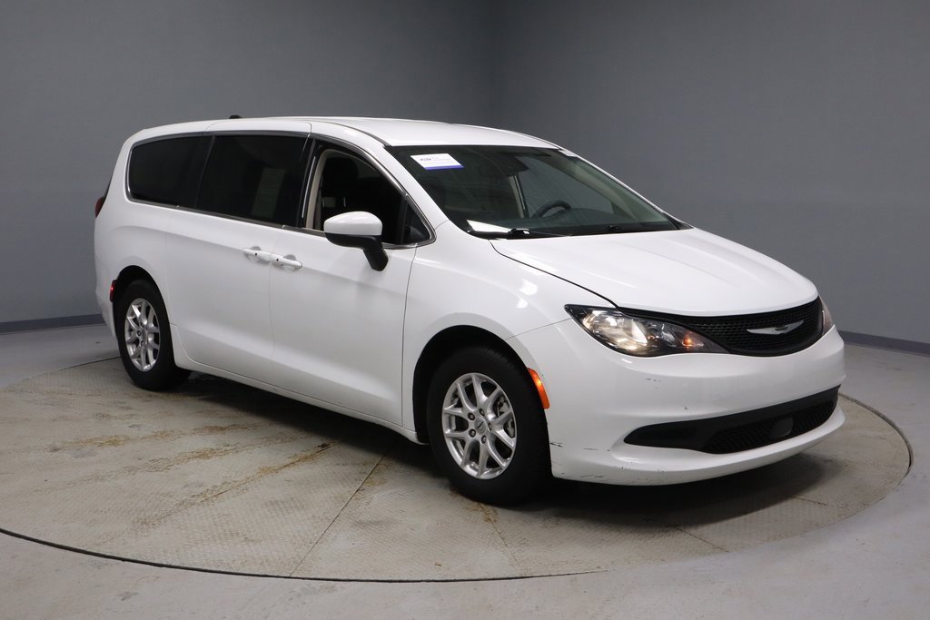 Used 2023 Chrysler Voyager LX image 1