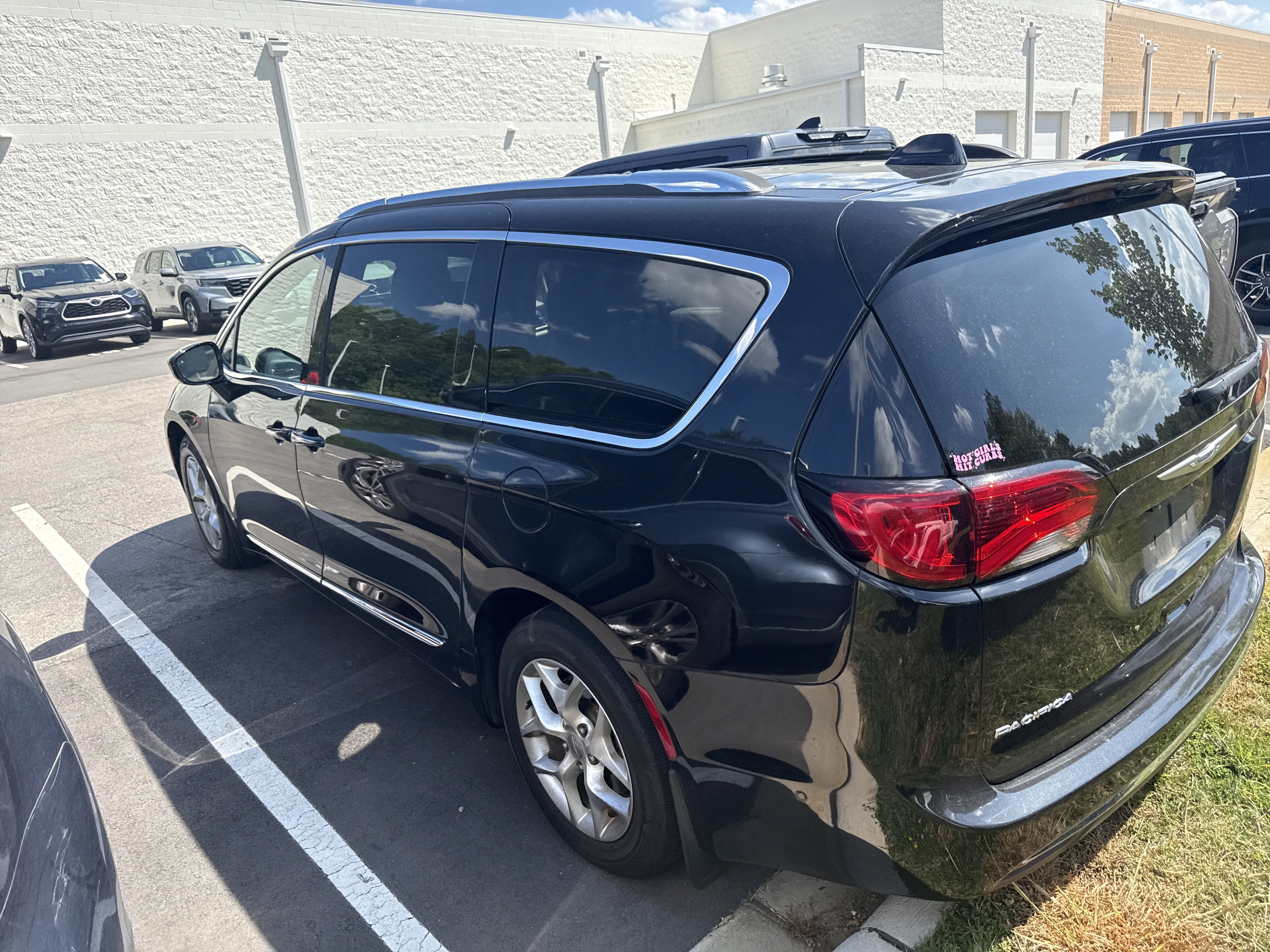 Used 2019 Chrysler Pacifica Touring-L Plus w/ Advanced Safetytec Group FWD image 6