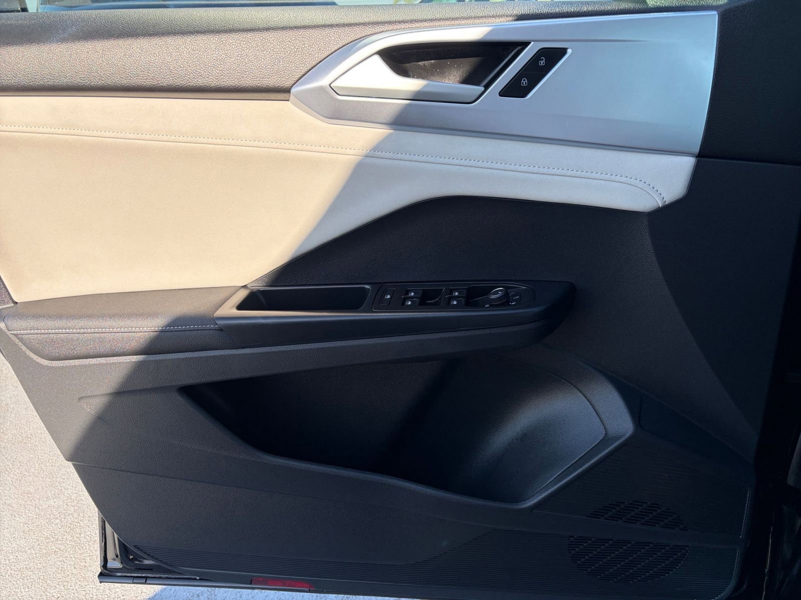 Used 2025 Volkswagen Taos SE image 18