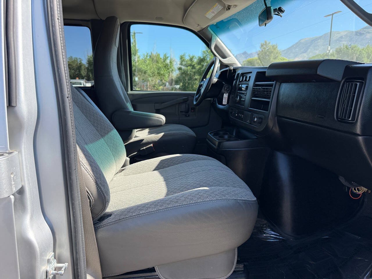 Used 2016 GMC Savana 3500 LT w/ LT Preferred Equipment Group RWD image 19