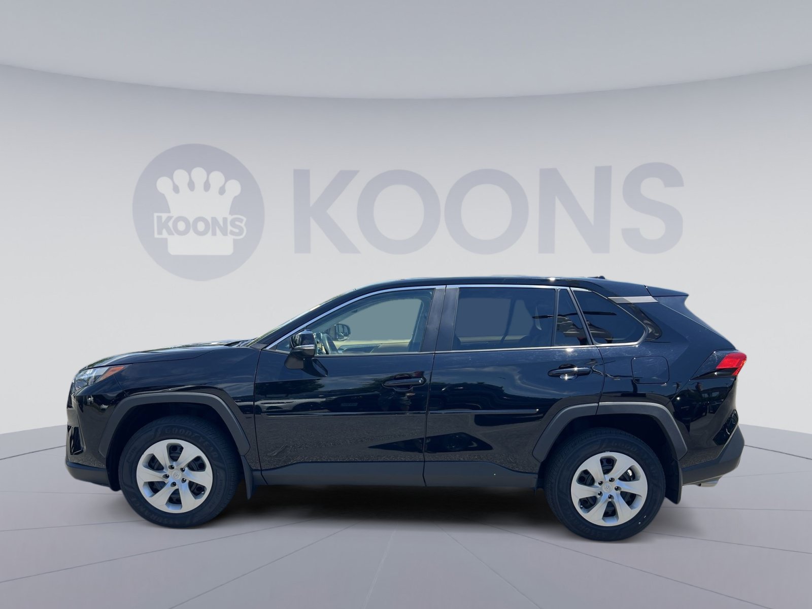 Used 2023 Toyota RAV4 LE AWD/4WD image 2