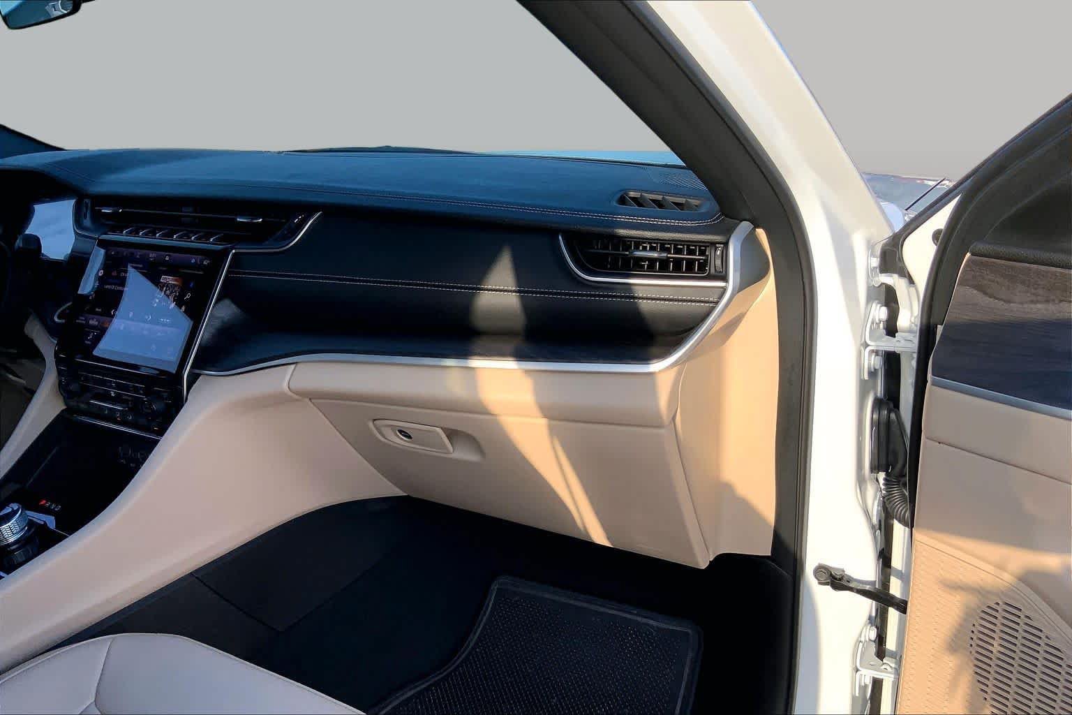 Used 2025 Jeep Grand Cherokee L Limited RWD image 18