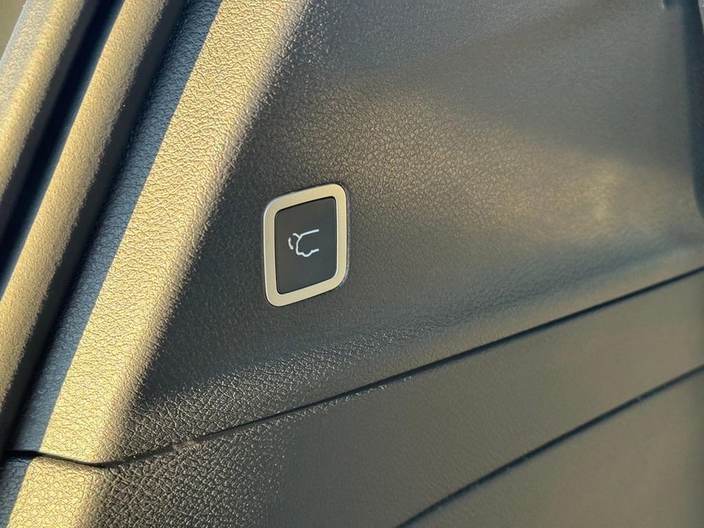 New 2026 Chrysler Pacifica Limited w/ Trailer Tow Group AWD/4WD image 6