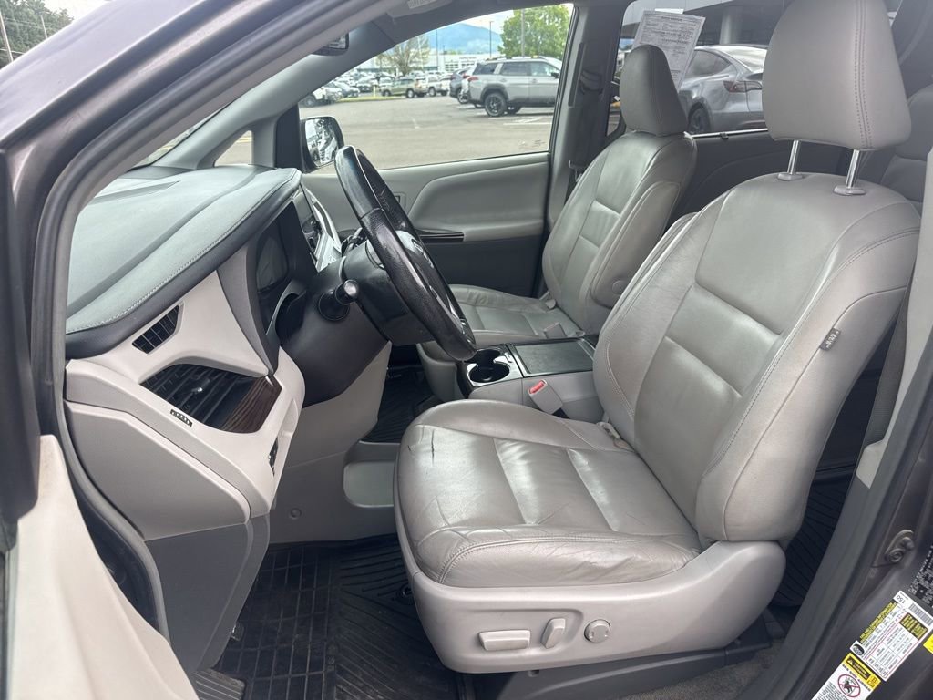 Used 2015 Toyota Sienna XLE w/ XLE Navigation Package AWD/4WD image 10