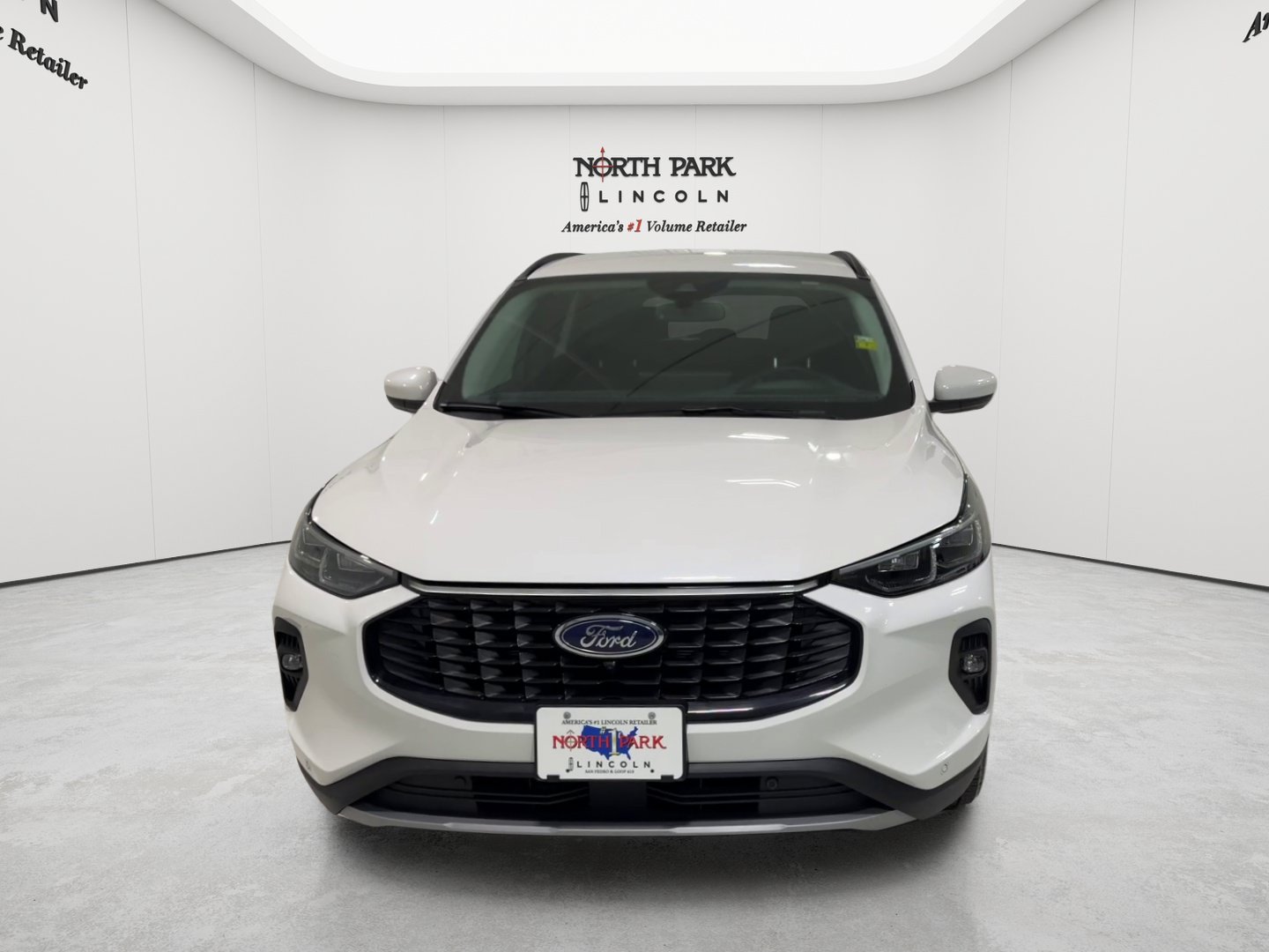 Used 2025 Ford Escape Platinum w/ Premium Technology Package AWD/4WD image 2