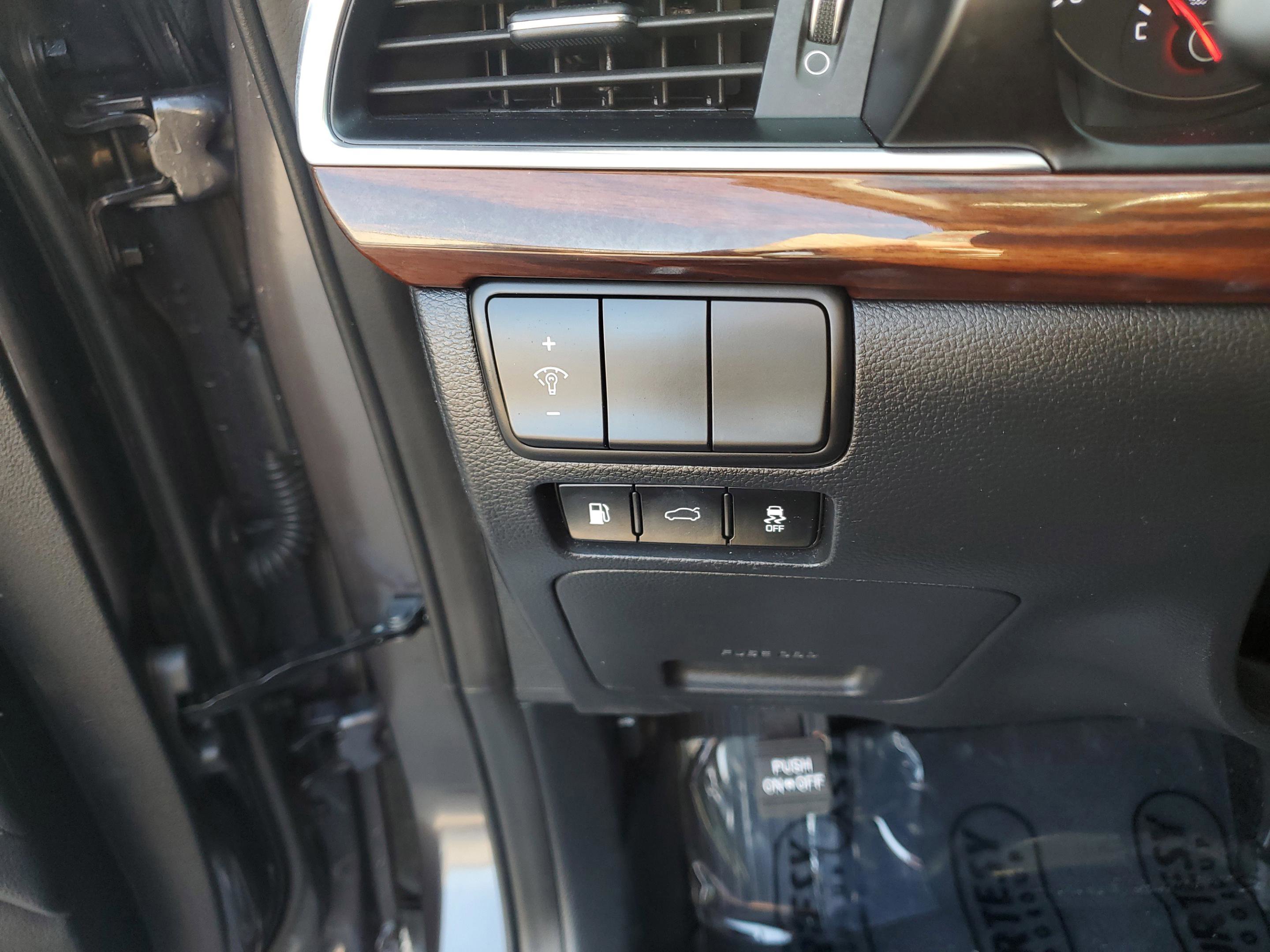 Certified 2018 Kia Cadenza Premium image 31