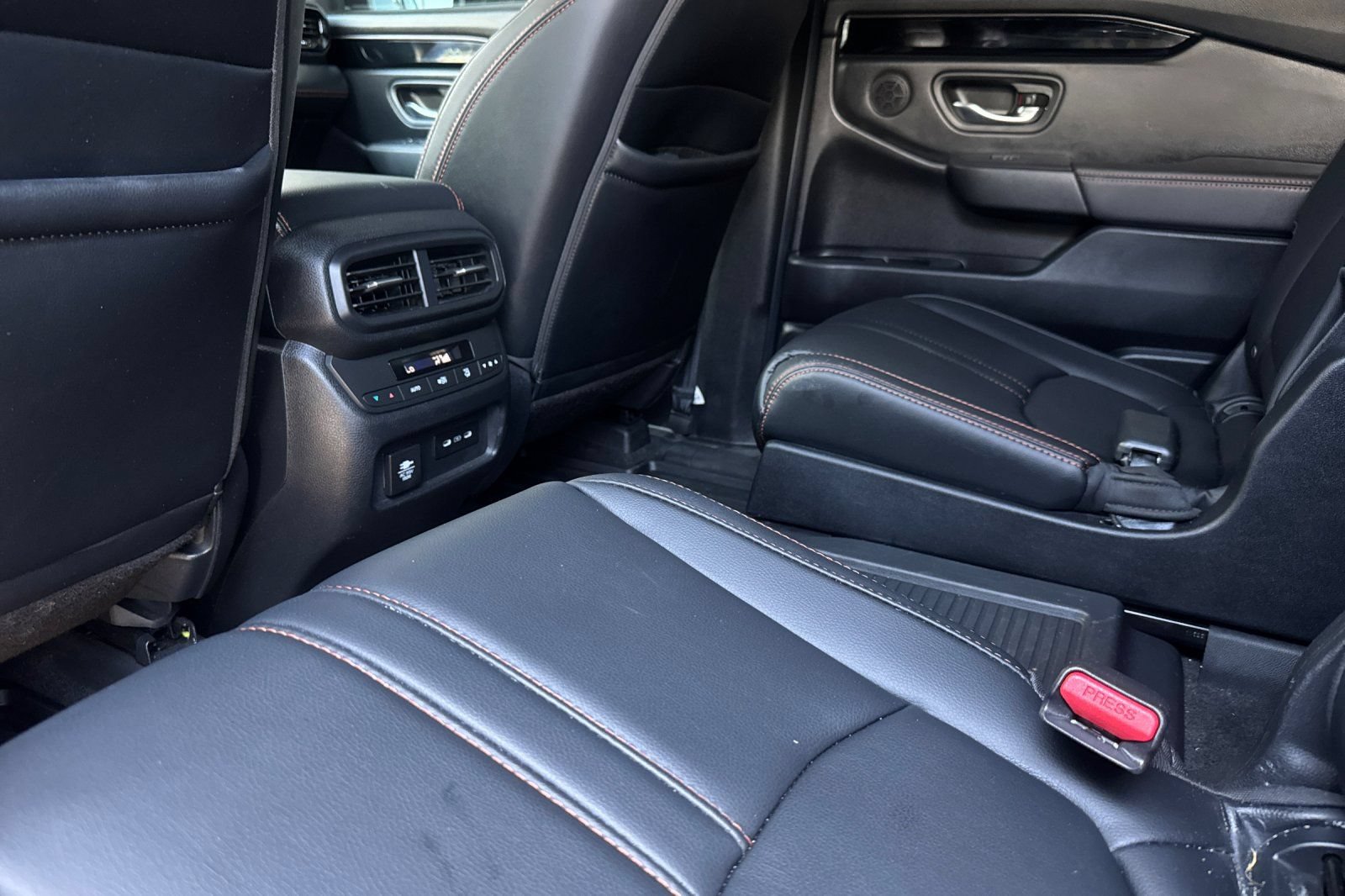 Used 2025 Honda Pilot TrailSport image 8