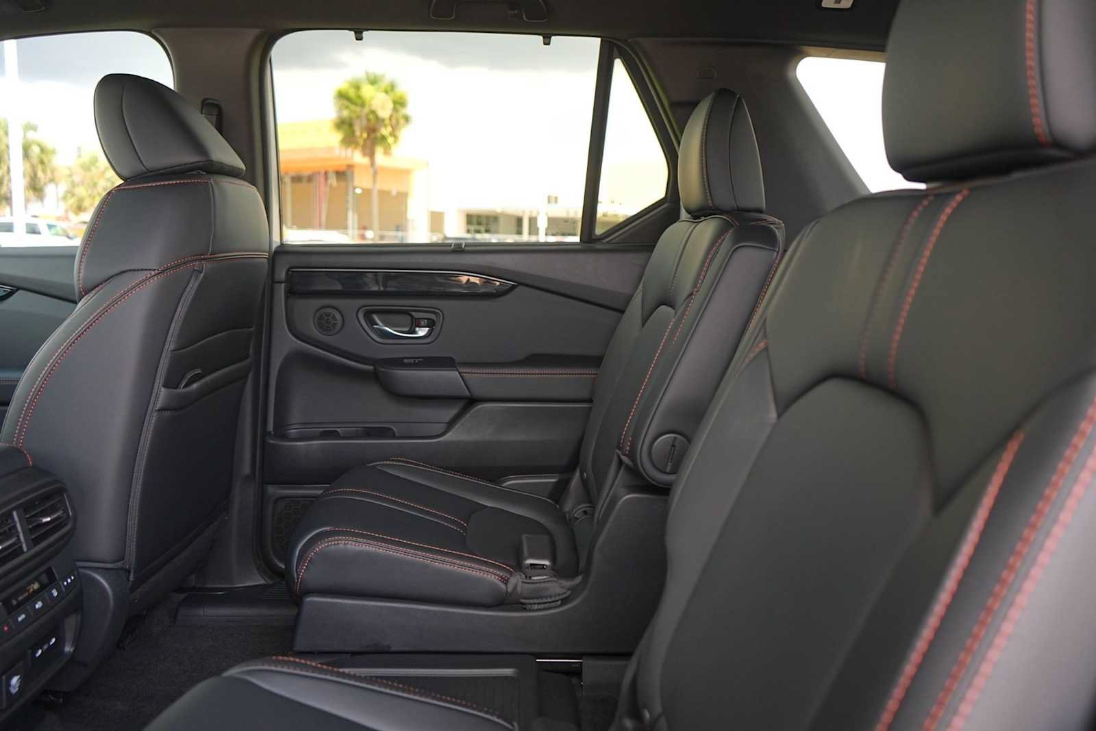 Used 2025 Honda Pilot TrailSport image 14