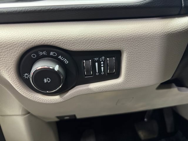 Used 2024 Chrysler Pacifica Touring-L image 22