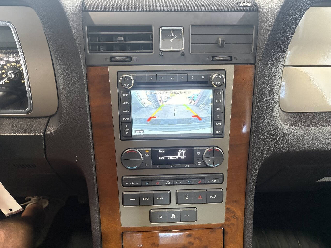 Used 2014 Lincoln Navigator L 4WD image 18