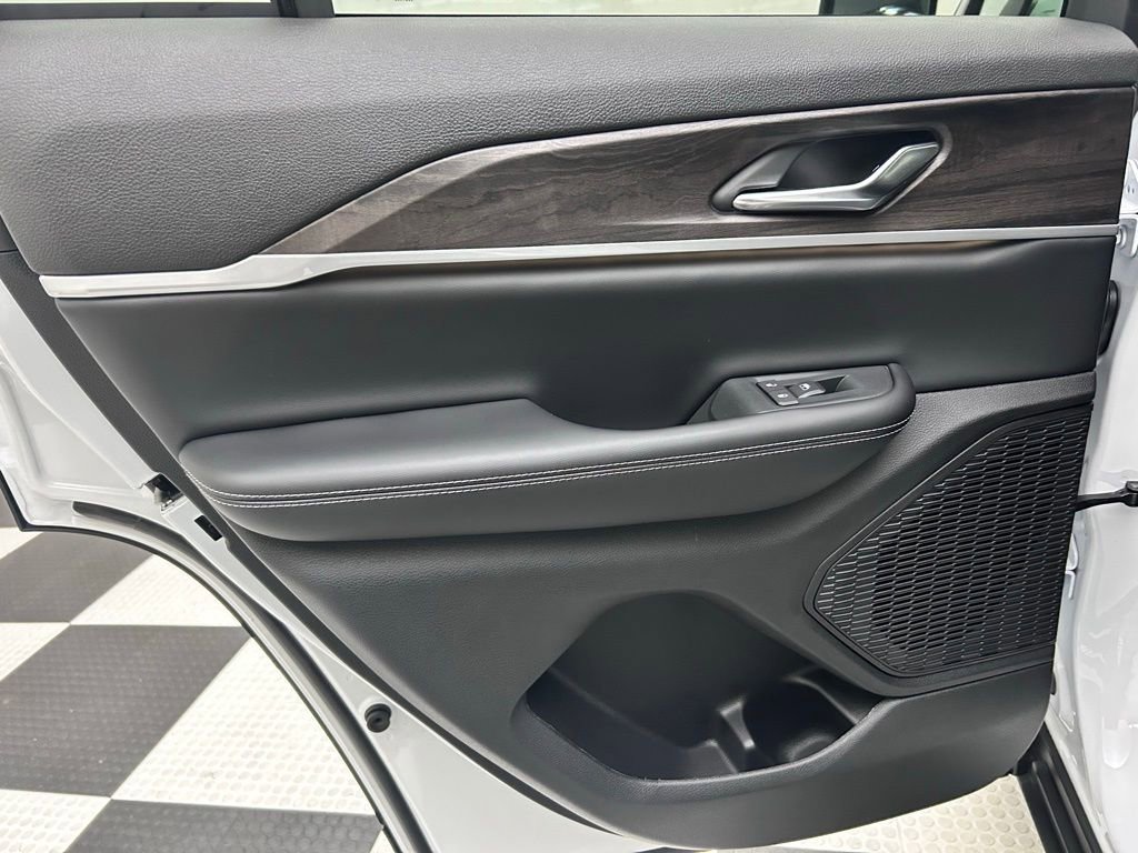 New 2025 Jeep Grand Cherokee Limited w/ Black Appearance Package image 13