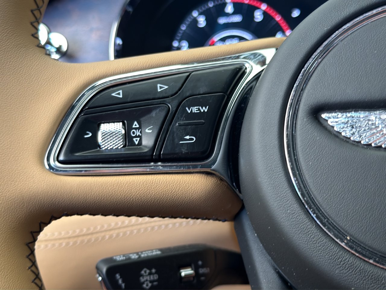 Used 2025 Bentley Bentayga AWD/4WD image 25