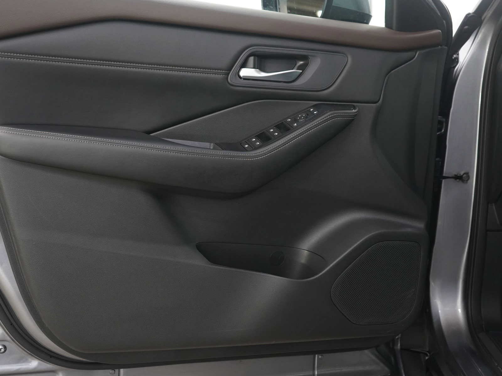 Used 2023 Nissan Rogue SV w/ SV Premium B Package image 19