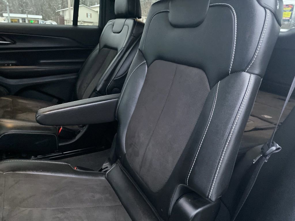 Used 2023 Jeep Grand Cherokee L Laredo image 21