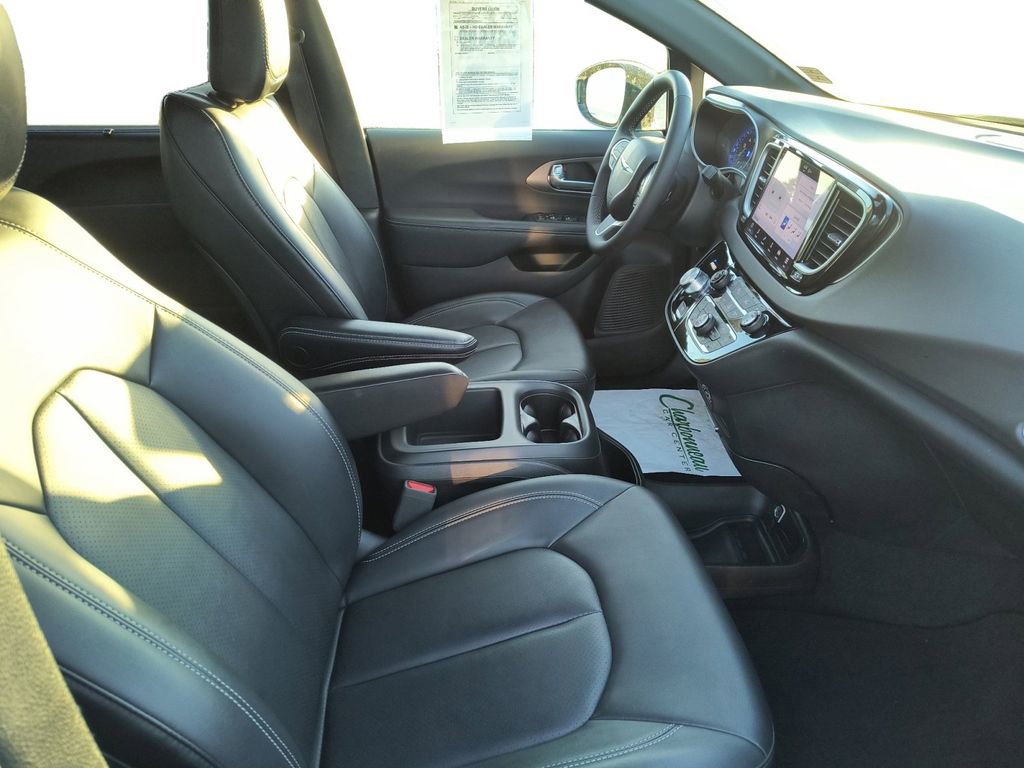 Used 2025 Chrysler Pacifica Select image 17