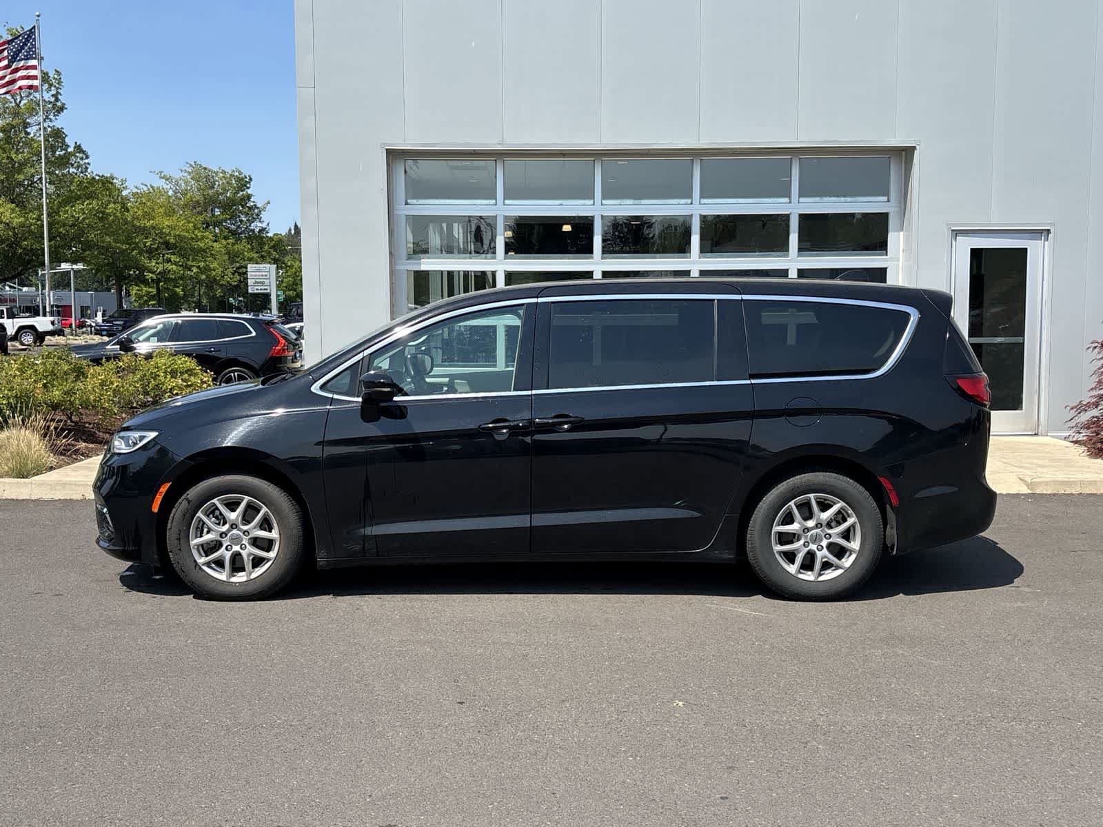 Used 2024 Chrysler Pacifica Touring-L FWD image 2